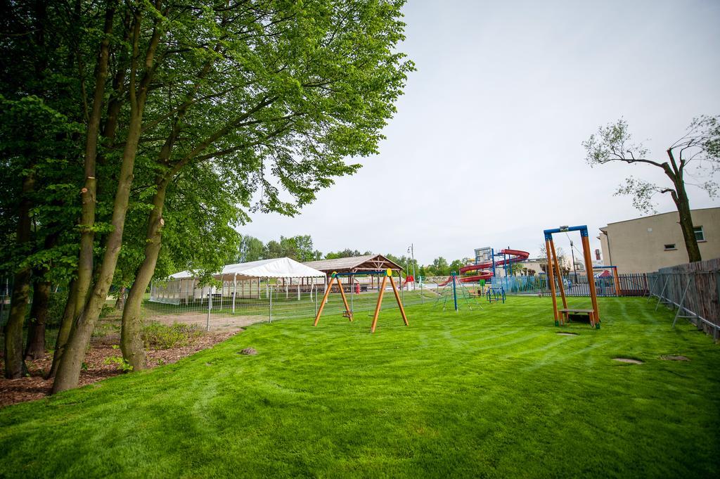 Hotel Jarota Jarocin Buitenkant foto