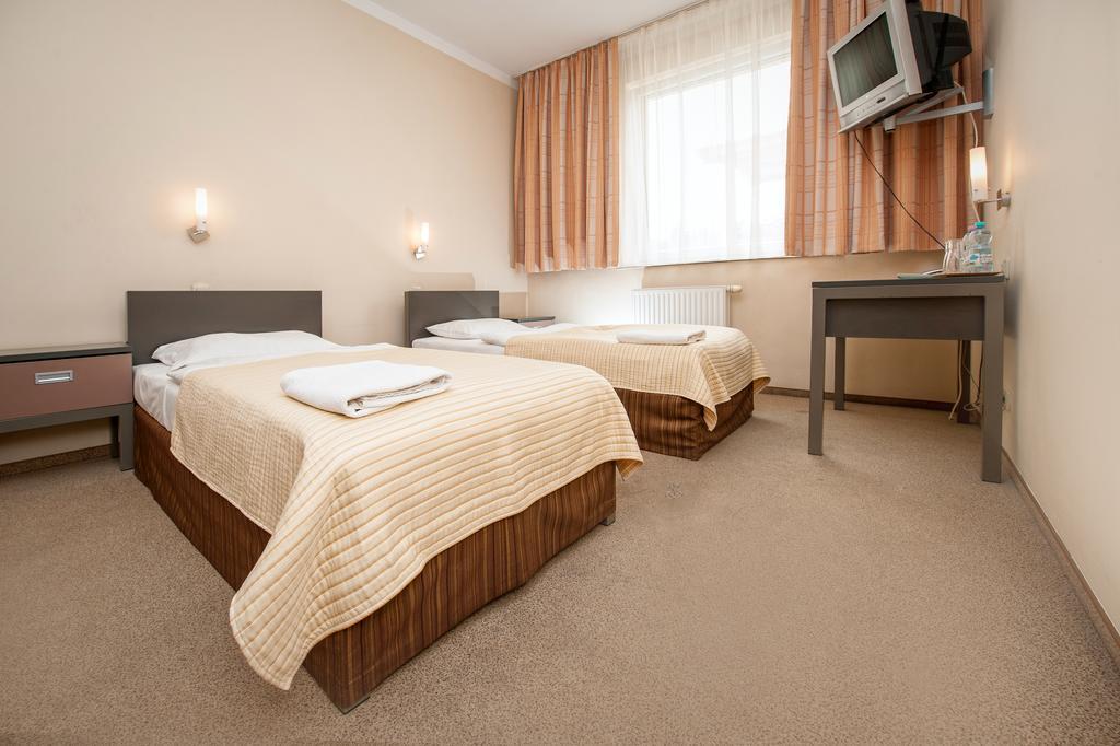 Hotel Jarota Jarocin Kamer foto