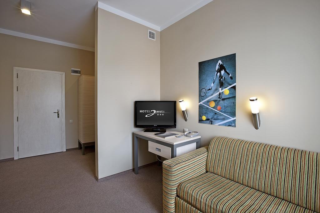 Hotel Jarota Jarocin Buitenkant foto