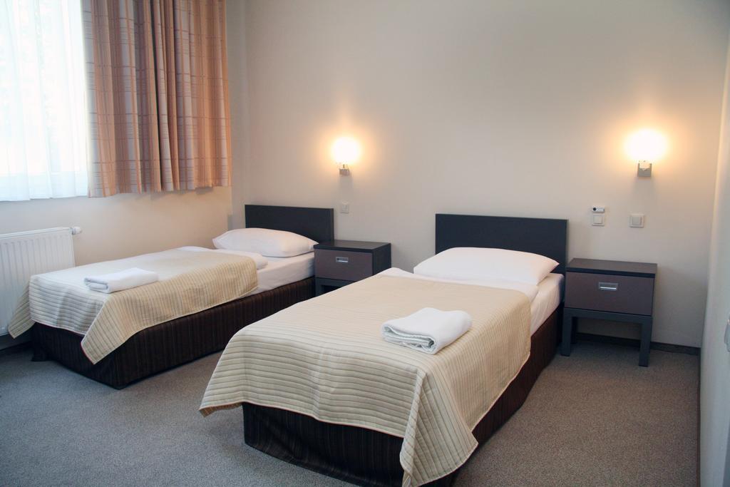 Hotel Jarota Jarocin Kamer foto
