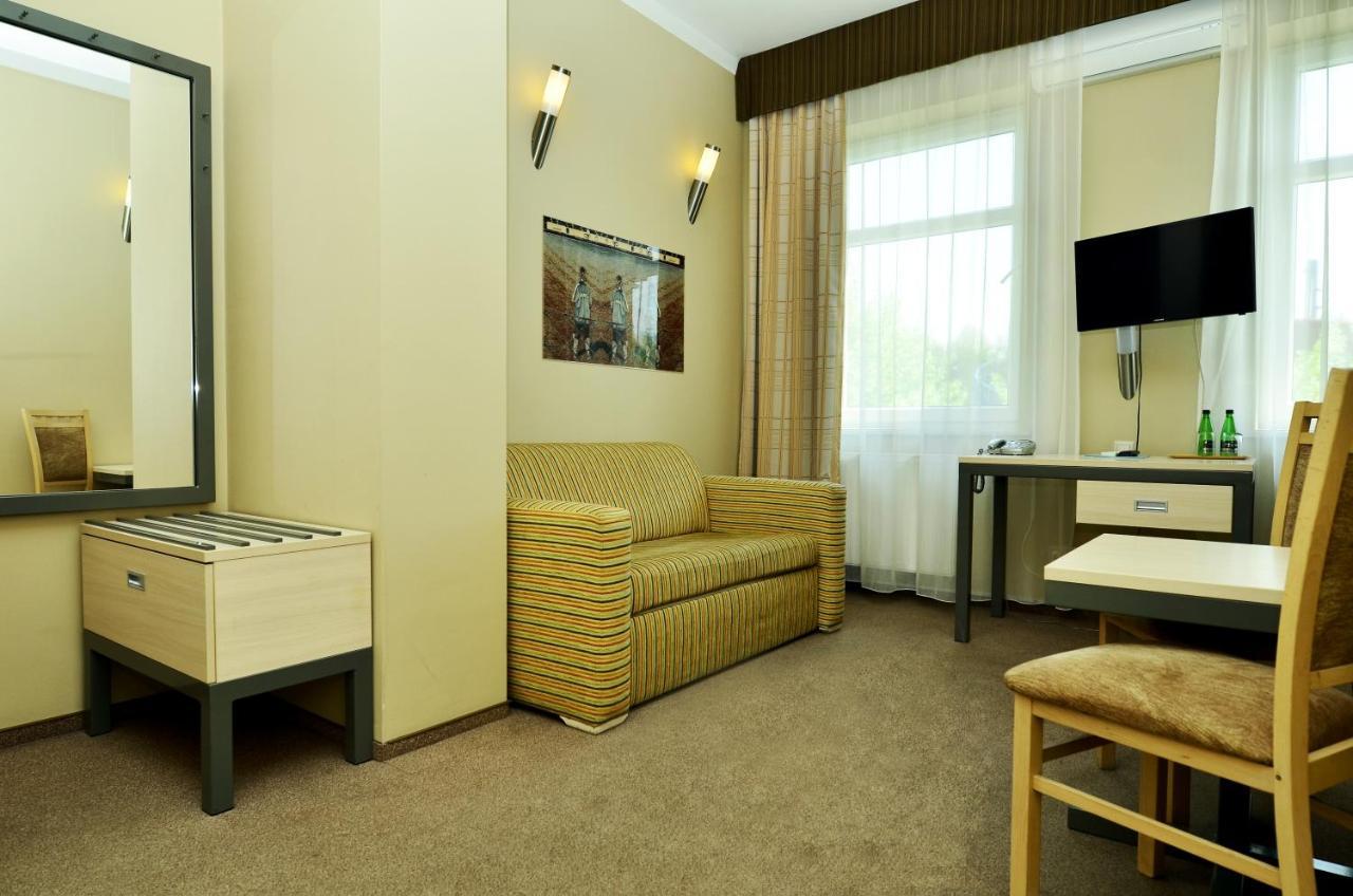 Hotel Jarota Jarocin Buitenkant foto