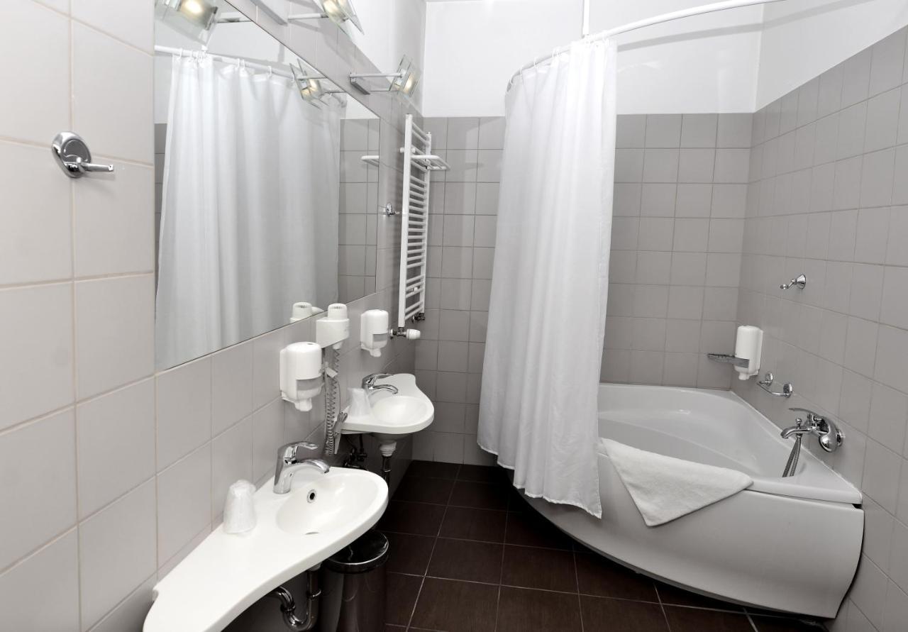 Hotel Jarota Jarocin Buitenkant foto